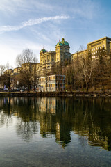 Fototapeta na wymiar Palais fédéral, siège du gouvernement de Confédération Suisse, depuis les berges de l'Aar (Berne, Suisse)
