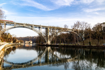 Pont de Kirchenfeld, au-dessus de la rivière Aar à Berne (Suisse)
