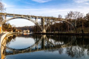 Fototapeta premium Pont de Kirchenfeld, au-dessus de la rivière Aar à Berne (Suisse)