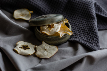Getrocknete Apfelchips in Schale