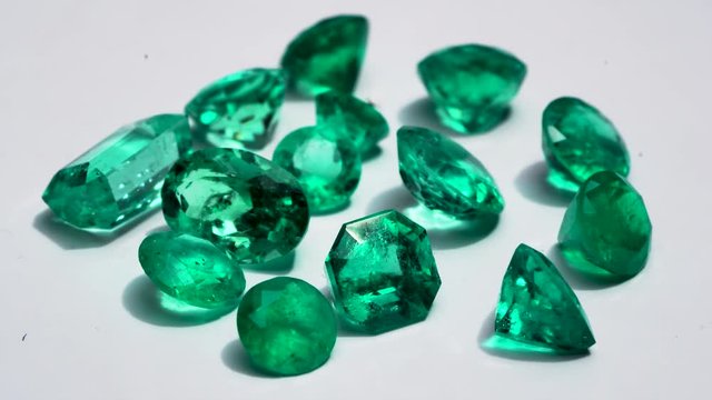 emerald crystals  gemstone for jewelry , stone and gem natural