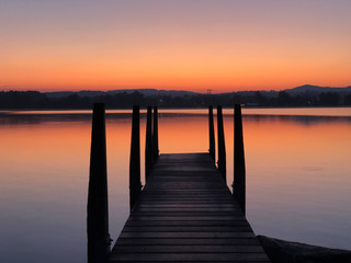 Obraz premium wschód słońca nad jeziorem