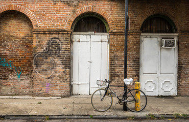 Obraz na płótnie Canvas old bicycle in front of a brick wall