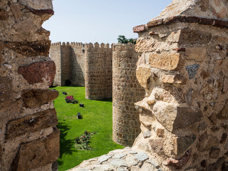 Vista desde una de las almenas de las murallas medievales de Avila 