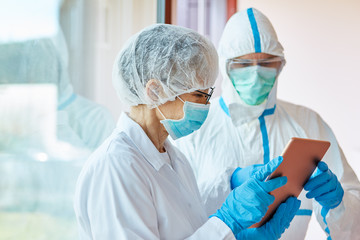 Doctors with x-ray image on tablet computer of Covid-19 patient