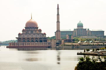 Fototapeta na wymiar The Pink Mosque at Putrajaya, Malaysia