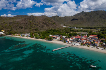 Fototapeta premium Vue aérienne en drone, d'une plage déserte, pendant le confinement à la Martinique