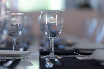 Taças de vidro sobre a mesa de restaurante Português