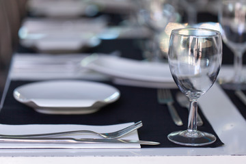 Taças de vidro sobre a mesa de restaurante Português