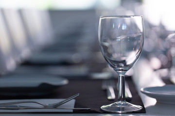 Taças de vidro sobre a mesa de restaurante Português