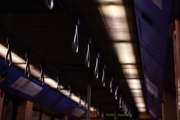 Interior do metro de portugal com iluminação mais fraca
