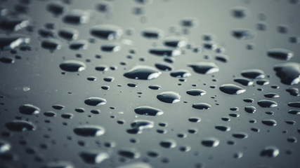 Gotas de agua sobre el cristal de un coche