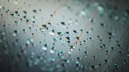 Gotas de agua sobre el cristal de un coche