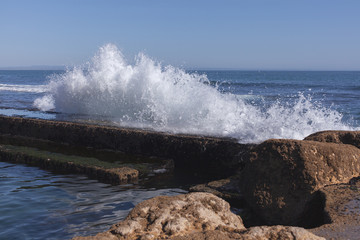 Explosão de água do mar batendo nas rochas