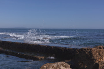 Explos&atilde;o de &aacute;gua do mar batendo nas rochas