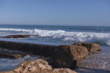 Explosão de água do mar batendo nas rochas