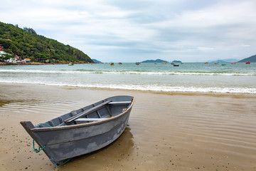 Fototapeta na wymiar Barco de pescador, costa, ilha, barcos e o mar da Praia do Pântano do Sul, Florianópolis - SC, Brasil