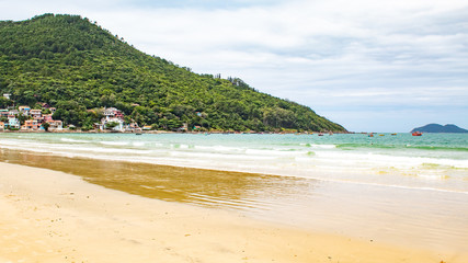 Florianopolis  e o  Reflexo da montanha com suas casas   na areia e barcos no mar na Praia do Pântano do Sul, Florianópolis - SC, Brasil