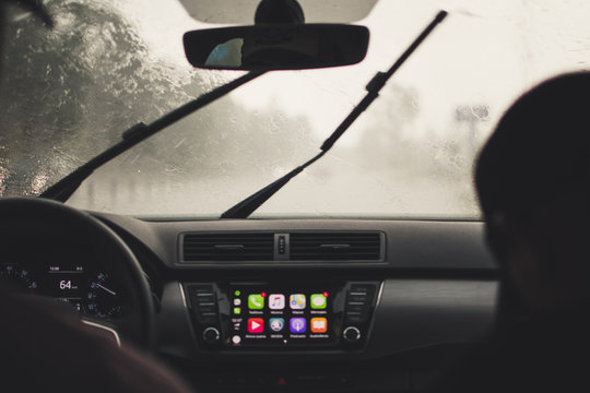 manejando en auto con lluvia