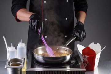 the process of cooking noodles with meat and vegetables in the restaurant kitchen33