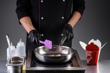 the process of cooking noodles with meat and vegetables in the restaurant kitchen1