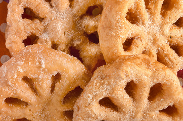 Buñuelos Mexicanos , plato dulce hecho de masa de harina, frita y con azúcar por encima, su preparación incluye el uso de miel de piloncillo y canela. Son ofrecidos para la merienda en Navidad