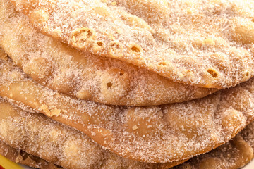 Buñuelos Mexicanos , plato dulce hecho de masa de harina, frita y con azúcar por encima, su preparación incluye el uso de miel de piloncillo y canela. Son ofrecidos para la merienda en Navidad