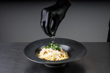 the process of cooking noodles with meat and vegetables in the restaurant kitchen25