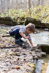 petit garçon joue dans l'eau