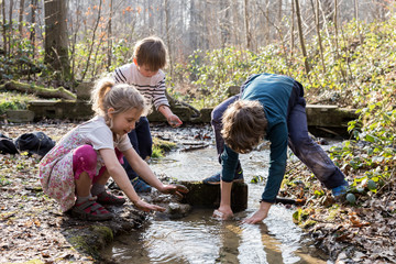 enfants jouant dans le ruisseau