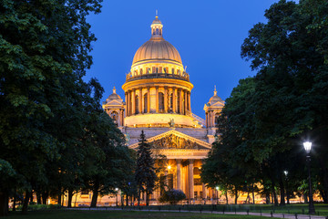 Naklejka premium Evening view of St. Isaac's Cathedral from the Senate square, St. Petersburg, Russia
