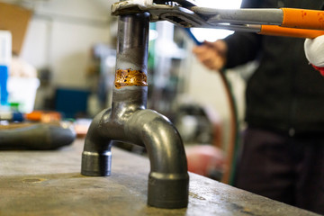 saldobrasatura, saldatore di rame con cannello e fiamma ossidrica
