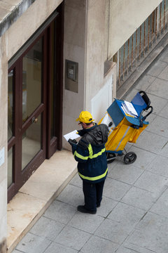 cartero o repartidor de correo repartiendo cartas