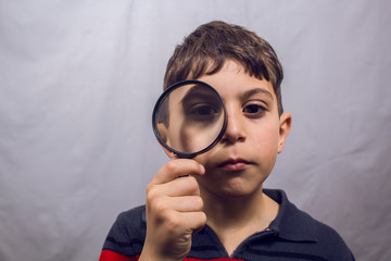 Fototapeta na wymiar boy looking through a magnifier