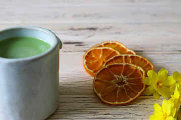 木製テーブルの上の抹茶ラテ