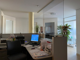 Moderne Hausarztpraxis mit Spuckschutz - Coronavirus