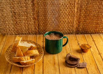 Milk frothy milk chocolate, a traditional Mexican drink, is accompanied with sweet or savory bread, sweetened with brown sugar and prepared with dark chocolate bars.