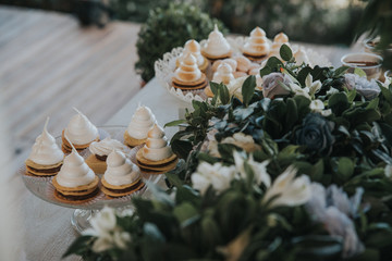 Postres hechos manualmente con crema sobre mesa de jardin en casa.