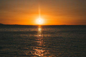Amazing landscape at sunset in australia perfect sun in horizont with palm and sea © Alvarom.Photo
