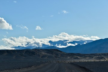 Fototapeta premium nuage dans les montagnes