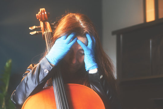 verzweifelte Musikerin mit Cello