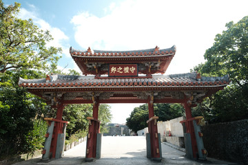沖縄の観光地首里城公園の入り口守礼の門の正面
