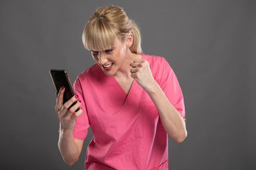 Naklejka premium Portrait of young attractive female nurse yelling at smartphone