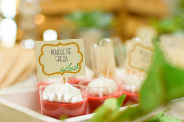 Shots de Mousse de Fresa con topper decorativo / Strawberry Mousse Shots with Decorative Topper
