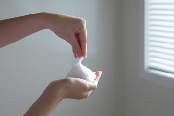 バスルームでたっぷりの泡を作る様子