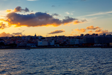 Obraz premium Tagus river and Lisbon coast in the twilight