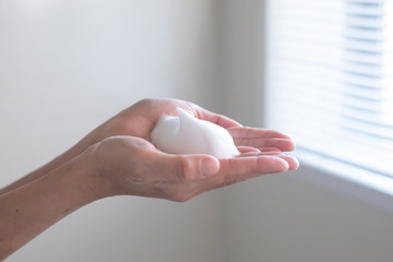 バスルームでたっぷりの泡を作る様子