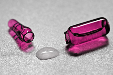 Geöffnete Glas Ampulle mit Tropfen Impfstoff Medikament Injektionslösung für Impfung oder Medikation Injektion © gradt