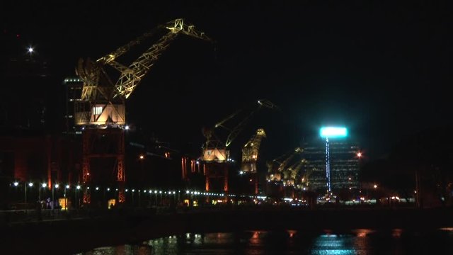 GRUAS DE PUERTO MADERO DE NOCHE