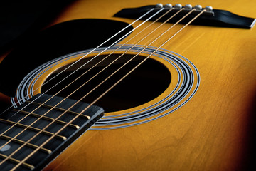 Obraz premium Yellow wood body with slight blurring of the strings and neck.